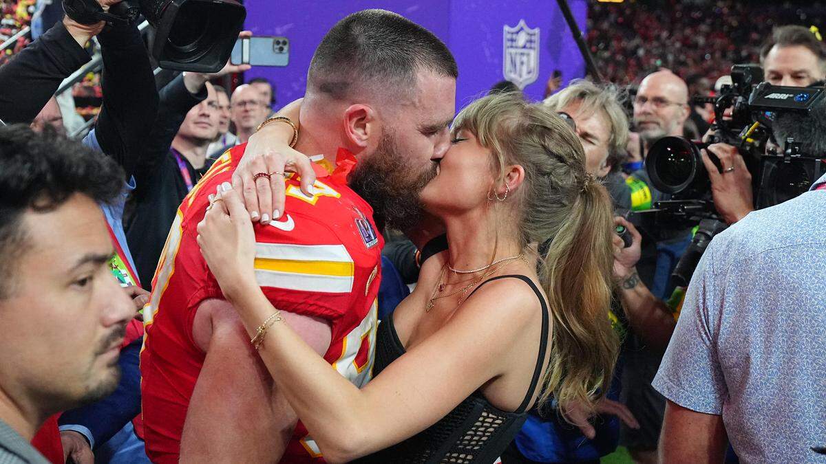 US-Popstar Taylor Swift und Chiefs-Spieler Travis Kelce küssen sich nach dem Super Bowl. 