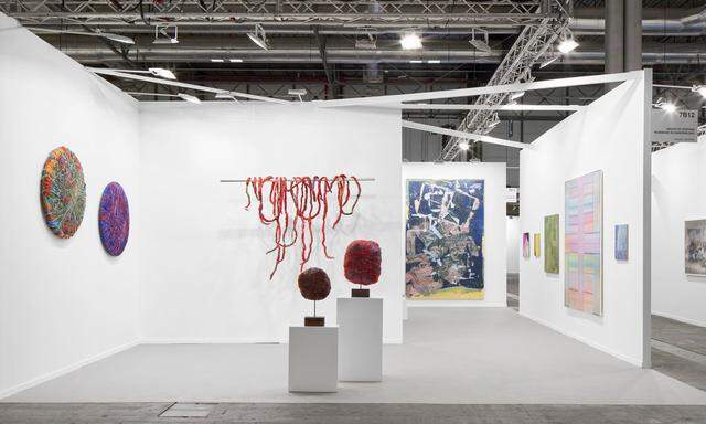 Der Stand der Galerie Nächst St. Stephan mit Arbeiten von Sheila Hicks im Vordergrund und Bernard Frize an der rechten Wand. 