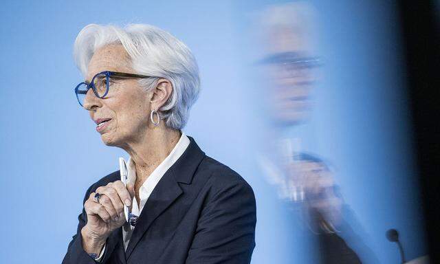 EZB-Präsidentin Christine Lagarde bleibt trotz der heftigen  Inflationsausschläge in der Eurozone bei einem langsame Kurs in der Geldpolitik (Archivbild). 