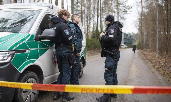 Anschlag gegen prominenten russischen Oppositionsaktivisten: eine Polizeipatrouille in der Nähe von Leonid Wolkows Haus in Vilnius.