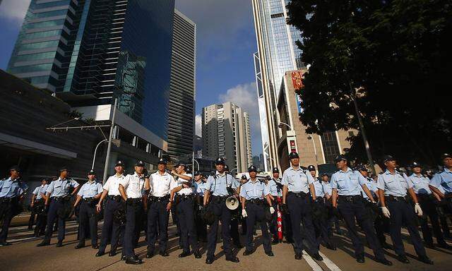 Hier kommt keiner durch: Polizisten riegelten eine Straße im Zentrum Hongkongs ab
