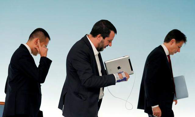 Spannungen im Trio: Vizepremier Salvini (Mitte) stellt Koalitionspartner Di Maio (l.) und Premier Conte in den Schatten.