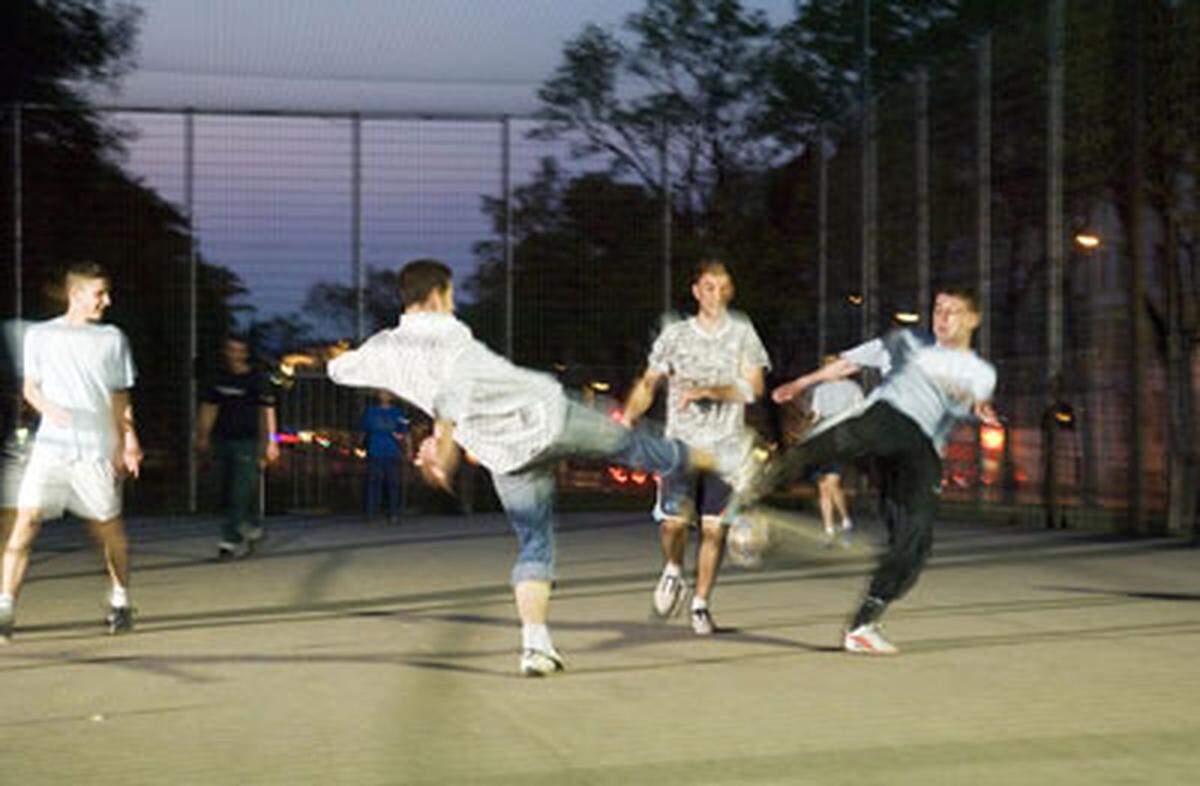 "Fußballkäfig international" eröffnet am 18. Mai 2008 ab 16h in der Galerie urbanart (200m vom Ernst Happel Stadion entfernt) in der Dr. Natterergasse 6.