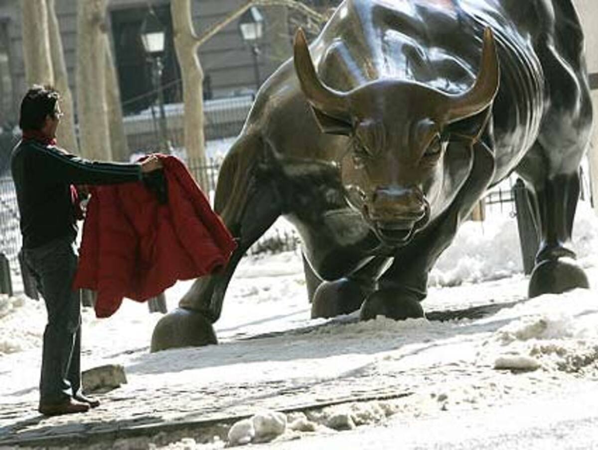 Was waren also die Ursachen? "Seit 1982 trampelten die Bullen durch die Wall Street", schreibt "Spiegel Online". Feindliche Übernahmen standen an der Tagesordnung, Firmen vernichteten sich gegenseitig. Finanziert wurden die Übernahmen auf Pump mittels Ramsch-Anleihen (Junk Bonds). Washingtons Steuerpolitik trug ermutigend dazu bei.