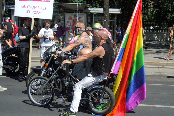 Angeführt wurde der Tross von der Motorradtruppe "Dykes on Bikes". Ihnen folgten zwei Straßenbahnen der Wiener Linien. Diese waren in den Regenbogenfarben bemalt.