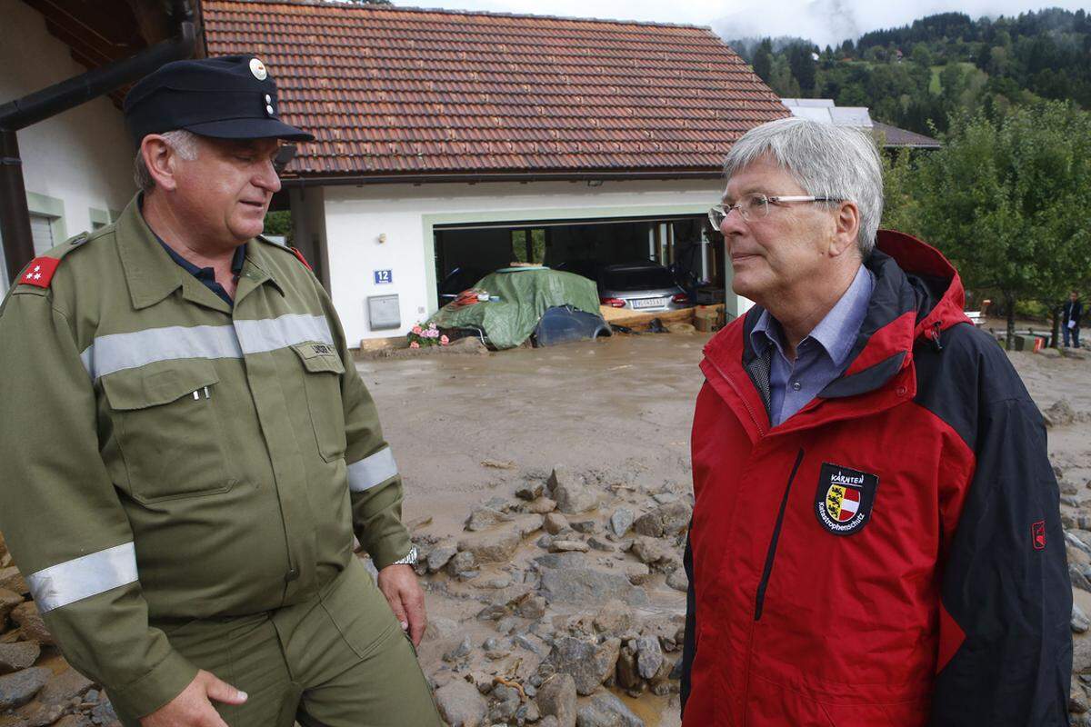 Der Bürgermeister von Afritz, Maximillian Linder (l.) und LH Peter Kaiser am Schauplatz eines Murenabganges in der Gemeinde Afritz (Bezirk Villach-Land), wo am Sonntagabend ein kompletter Ortsteil von einer Mure verwüstet wurde. &gt;&gt; Zum kompletten Bericht