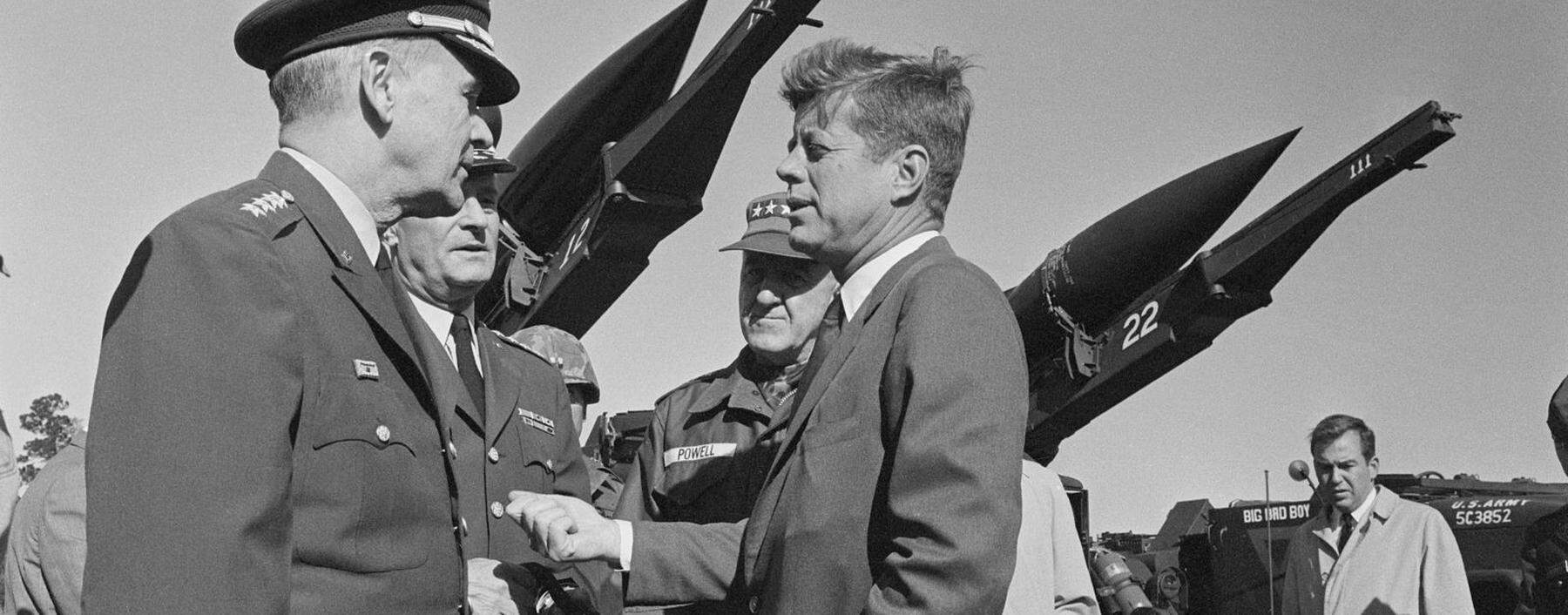 Wäre es in der Kubakrise 1962 nach John F. Kennedys Generälen gegangen, wäre der Kalte Krieg mit Moskau ein heißer geworden. Doch der Präsident fand den Ausweg.  