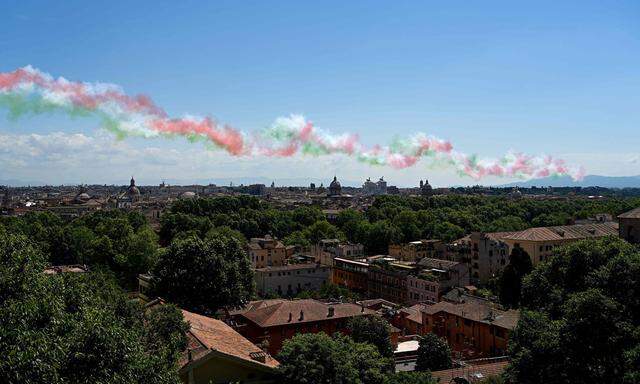 Der Rauch der Kunstflugstaffel Frecce Tricolori verzieht sich am 2. Juni, dem "Festa della Repubblica", über Rom. 