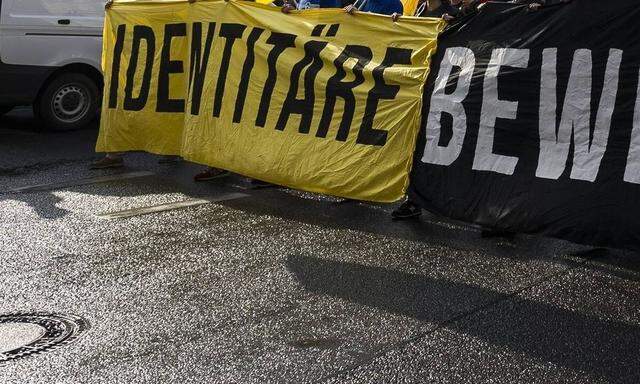 Identitaere Bewegung steht waehrend der Demonstration der rechtsextremen Identitaeren Bewegung am 17 0