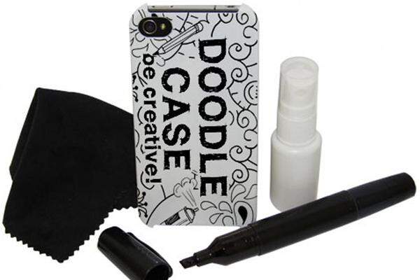 Vorgefertige iPhone-Hüllen sind langweilig? Dann braucht man wohl unbedingt dieses Cover namens "Doodle Case". Mit dem Spezialstift und dem Reinigungsmittel kann man immer wieder sich selbst zum Ausdruck bringen, oder auch die Einkaufsliste notieren. Doch die "Aufzeichnungen" halten nicht ewig und hinterlassen mit Sicherheit ihre Spuren.