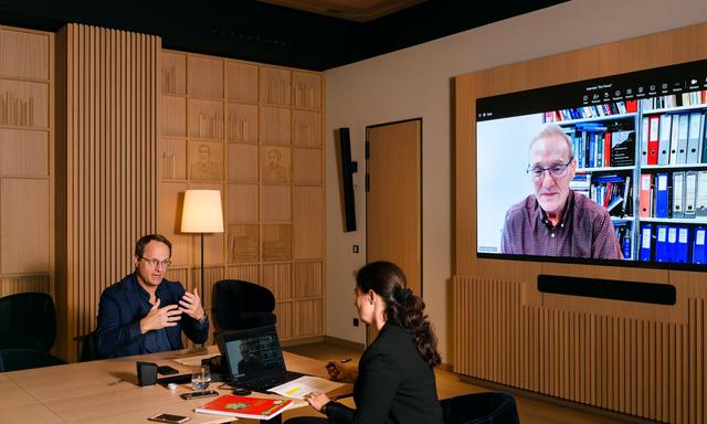 Diskurs zwischen zwei Disziplinen und zwei Orten: Markus Hengstschläger bei der „Presse“ in Wien, Ernst Fehr in seinem Büro in Zürich.