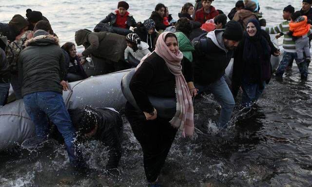 Flüchtlinge und Migranten landen auf der griechischen Insel Lesbos.