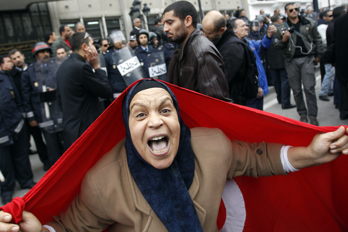 Der Arabische Frühling überrascht die Weltöffentlichkeit. Mit Massenprotesten jagen die Tunesier ihren Langzeit-Machthaber Zine el-Abidine Ben Ali aus dem Amt. Der Despot flüchtet ins saudische Exil. Es beginnt eine Zeit der Umwälzungen im arabischen Raum, die Revolution breitet sich aus.