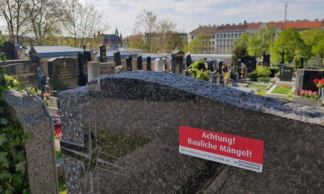 „Achtung! Bauliche Mängel!“ Dieser Aufkleber findet sich derzeit auf zahlreichen Gräbern der Friedhöfe Wien. Auch, wenn auf den ersten Blick alles in Ordnung scheint.