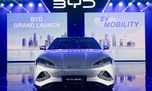 Der chinesische Elektroautobauer BYD setzte allein im vierten Quartal 2023 mehr als 500.000 Elektroautos ab und überholte damit den Erzrivalen Tesla. 