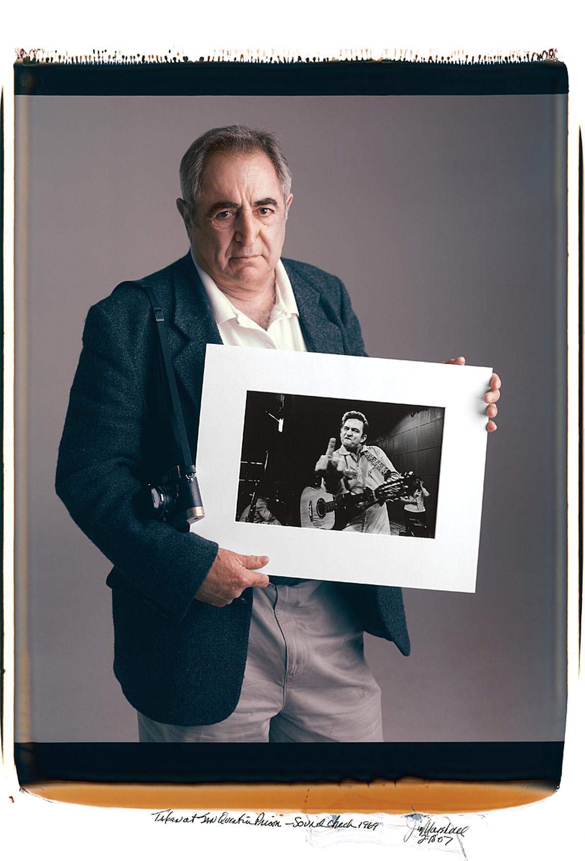 Die erste Reise dieses Projekts führte Mantoani zu Jim Marshall und seinem ikonischen Bild von Johnny Cash. "Das Bild haben wir in San Francisco im Dezember 2006 aufgenommen", erzählt Mantoani. Der legendäre Musikfotograf starb 2010.Auf den Bildern notierten die Abgebildeten Erklärungen und Erinnerungen zu ihrem Werk.