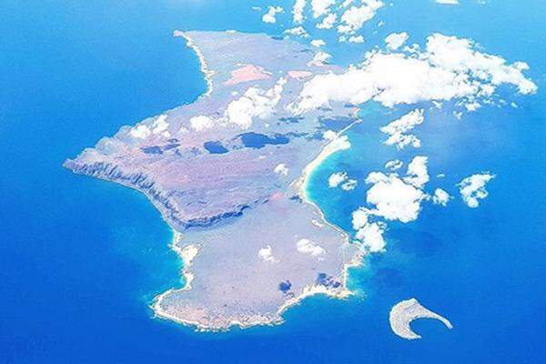 Die Insel Ni'ihau ist die kleinste bewohnte hawaiianische Insel, das Zuhause von Palmen und Tieren - und von geschätzt 160 bis 200 Menschen. Einsames Urlaubsidyll? Eher nein. Denn für Außenstehende ist das Betreten der seit 1864 in Privatbesitz befindlichen Insel verboten. Das 180 Quadratkilometer große Eiland darf nur mit einer Einladung betreten werden. Straßen, Wasserleitungen oder Strom sucht man hier allerdings vergebens. Bezahlt wird mit Muscheln und Tauschgeschäften und Alkohol und Zigaretten sind verboten. Damit keine ungebetenen Gäste auftauchen, patrouilliert vor der Küste die Polizei.