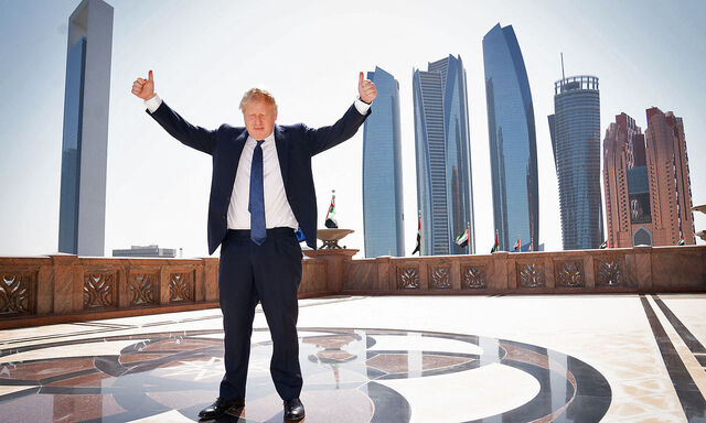 Der britische Premier Johnson kurz vor einer Pressekonferenz im Emirates Palace Hotel in Abu Dhabi.