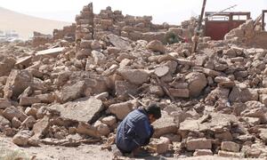 Ein Bub weint vor den Trümmern seines zerstörten Hauses in einem Dorf nahe Herat. 