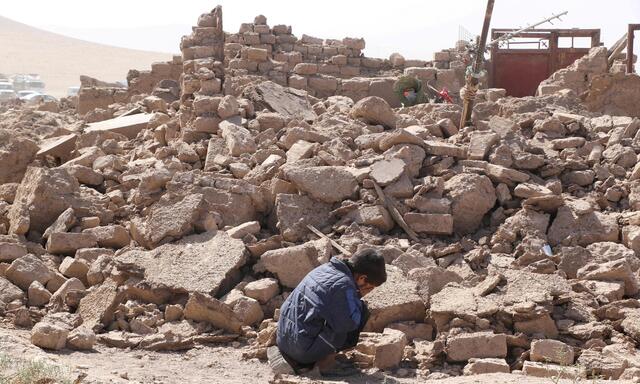 Ein Bub weint vor den Trümmern seines zerstörten Hauses in einem Dorf nahe Herat. 