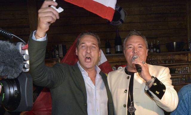 Archivbild, 2015: Heinz-Christian Strache und die "John Otti Band" bei der Wien-Wahl