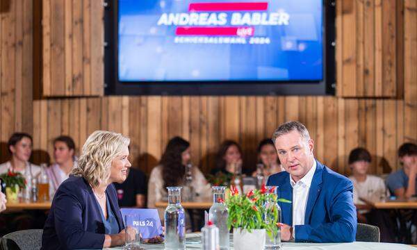 Moderatorin Corinna Milborn und SPÖ-Chef Andreas Babler im Rahmen der Puls24 TV-Sendung „Bürgerforum Live - Schicksalswahl 2024“ in Wien. 