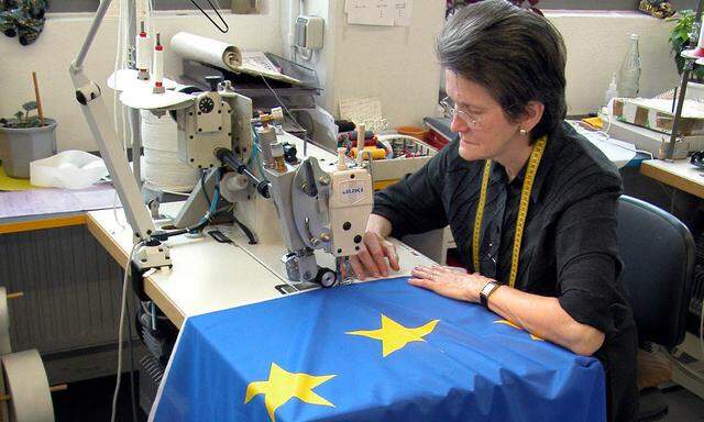 Frau naeht EU-Fahne