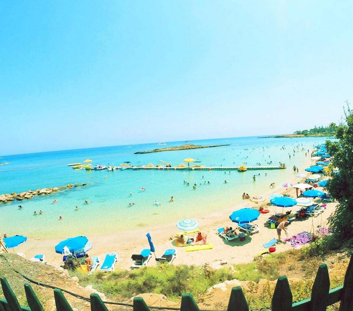 Fig Tree Bay ist der beliebteste Strand in Protaras, die Wasserqualität ist hervorragend, ebenso die öffentlichen Einrichtungen. Tagsüber kann man am goldenen Sandstrand entspannen, abends findet hier ein reges Treiben in Restaurants, Bars und Discos statt.