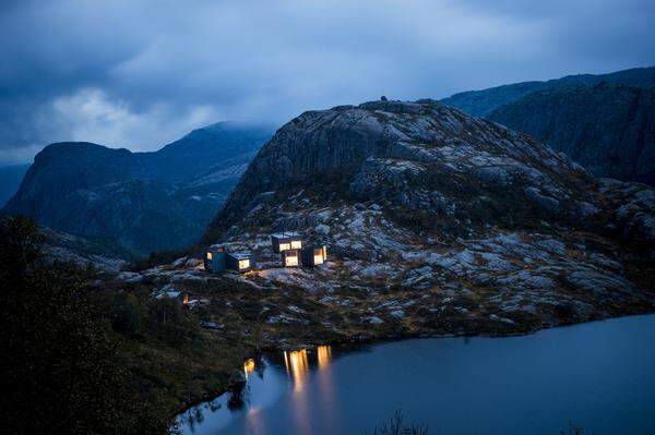 Wenn es Nacht wird auf dem Fjell sollte die Hütte (Nye Skapet, Forsand) bezogen sein.