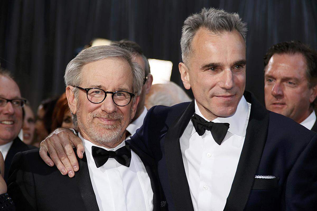 Am Ende stach kein Film besonders heraus: Steven Spielbergs zwölffach nominiertes Epos "Lincoln" blieb hinter den Erwartungen zurück. Es erhielt nur zwei Awards, darunter jenen für Day-Lewis in der Königskategorie Bester Hauptdarsteller. "Life of Pi'" bekam mit vier Awards die meisten Oscar-Statuetten an diesem Abend, darunter Ang Lees als bestem Regisseur, gefolgt von "Argo" und "Les Miserables" mit jeweils drei Auszeichnungen.