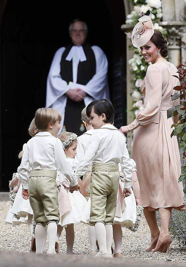 Kates missglückter Look bei der Hochzeit ihrer Schwester Pippa Middleton Mitte Mai in Berkshire wurde an dieser Stelle ja schon ausführlich analysiert - das Erstaunen darüber, dass eine solche Produktion aus dem Hause Alexander McQueen/Sarah Burton stammen kann, bleibt allerdings trotzdem.