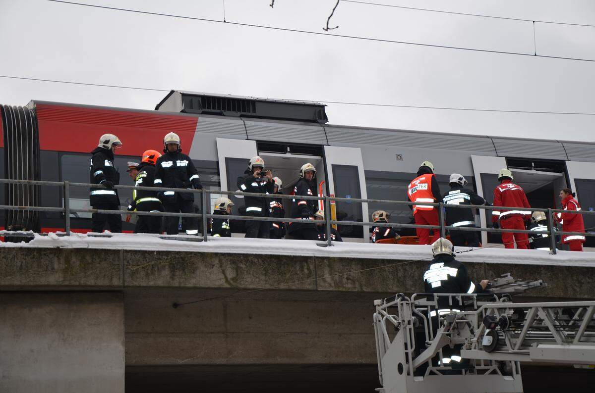 Der leitende Notarzt teilte die Unfallopfer dann in verschiedene Kategorien ein: wer ist leicht, wer ist schwer verletzt. Der Fachbegriff für diesen Vorgang lautet "Triage".