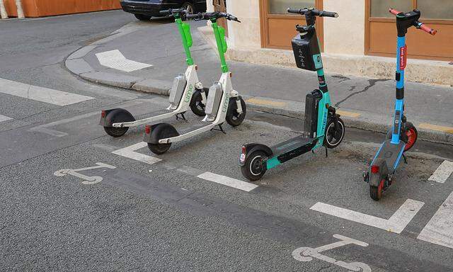E-Scooter müssen nun auf markierten Abstellplätzen oder in Parkspuren stehen.