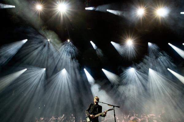 Im Gegensatz zu den Hives mussten die Headliner des Abends, die Briten von Muse, keine großen Ansprachen halten. Das Gros der 25.000 Besucher hatten sie ohnehin auf ihrer Seite. Eine opulente Rock-Show mit lauten aber auch leisen Tönen - leider auch mit einigen Soundproblemen, die beim Publikum aber ankam.