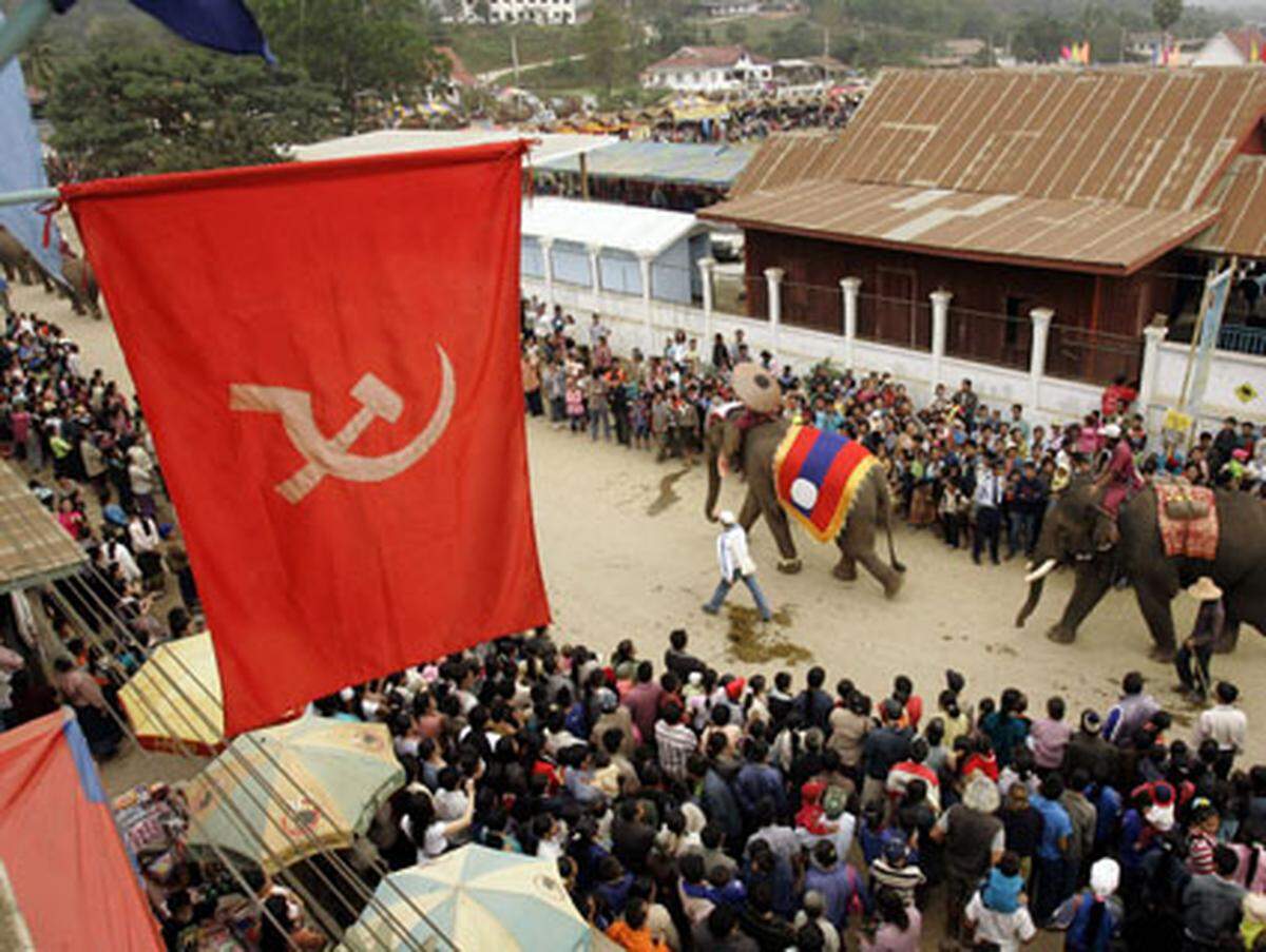 Nach der kommunistischen Machtübernahme in Laos dankt König Savang Vatthana ab.Parade beim Elefantenfest in der laotischen Stadt Paklay
