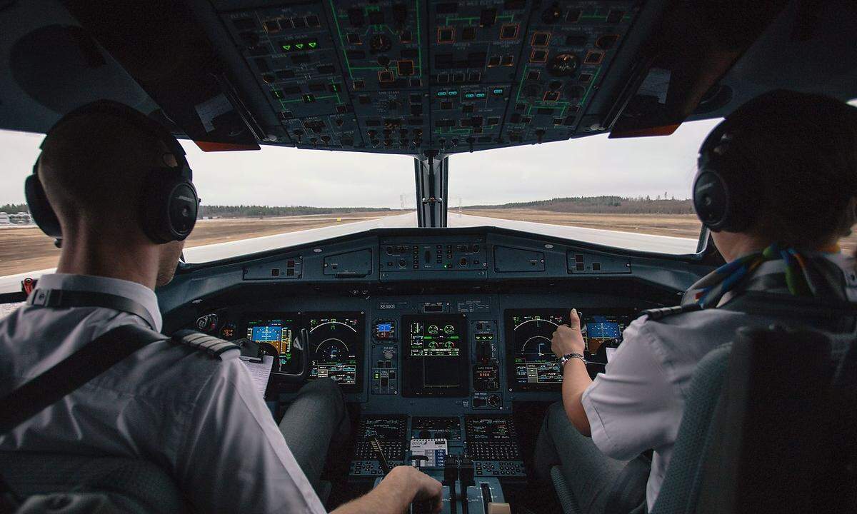 Kommt bei Ihnen Urlaubsstimmung auf, müssen Piloten hochkonzentriert arbeiten. 14-Stunden-Flüge durch mehrere Zeitzonen sind ganz normal.