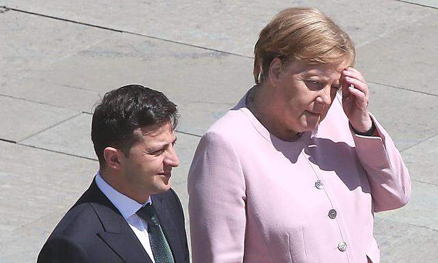 Angela Merkel begann beim Empfang von Wolodymyr Selenskyj plötzlich zu zittern.