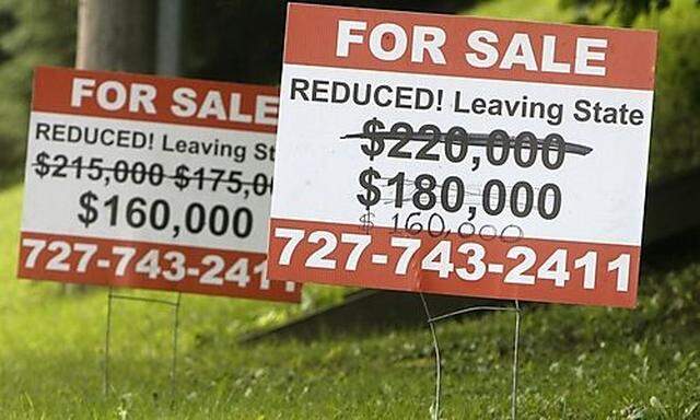 ARCHIV - Schilder weisen am 24. Juli 2007 in Montpellier im US-Bundesstaat Vermont auf zum Verkauf st