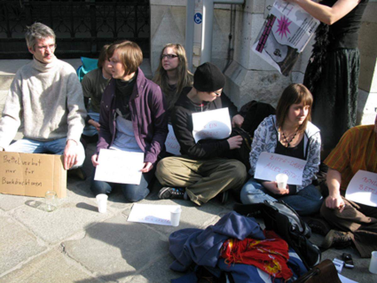 Dass in diese Kategorie dann auch Teenager-Gruppen fallen würden, die sich beispielsweise auf der Mariahilferstraße bloß die Zeit vertreiben, ist eine andere Geschichte.