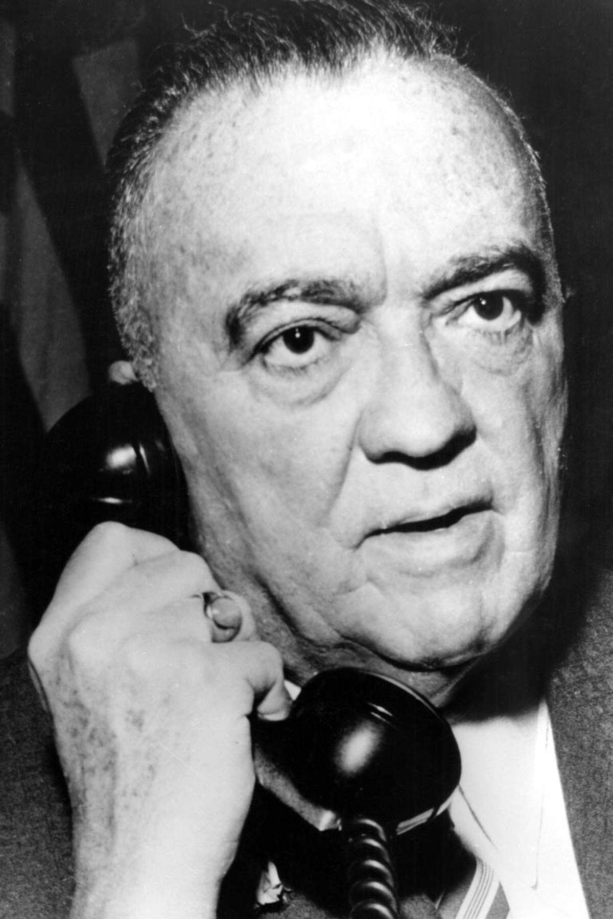 Der allmächtige FBI-Direktor J. Edgar Hoover galt als ein weiterer Feind der Kennedy-Brüder. Angeblich soll er versucht haben, die beiden zu erpressen, um seine Amtszeit zu verlängern. Gerüchten zufolge soll er Weisung gegeben haben, die ihm bekannten Mordpläne gegen Kennedy nicht zu stören.