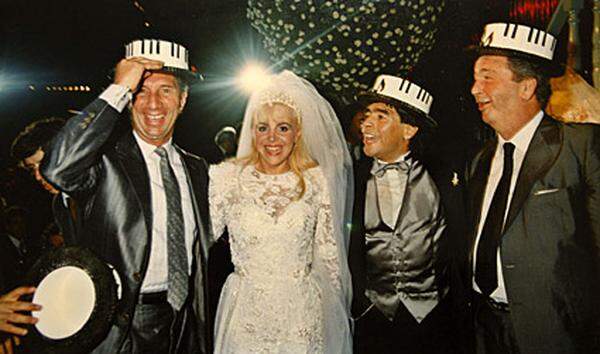 Auch privat lief alles bestens: 1989 heiratete Maradona seine langjährige Freundin Claudia Villafane. Die Ehe sollte bis zum Jahr 2004 halten, ihr entsprangen zwei Töchter.