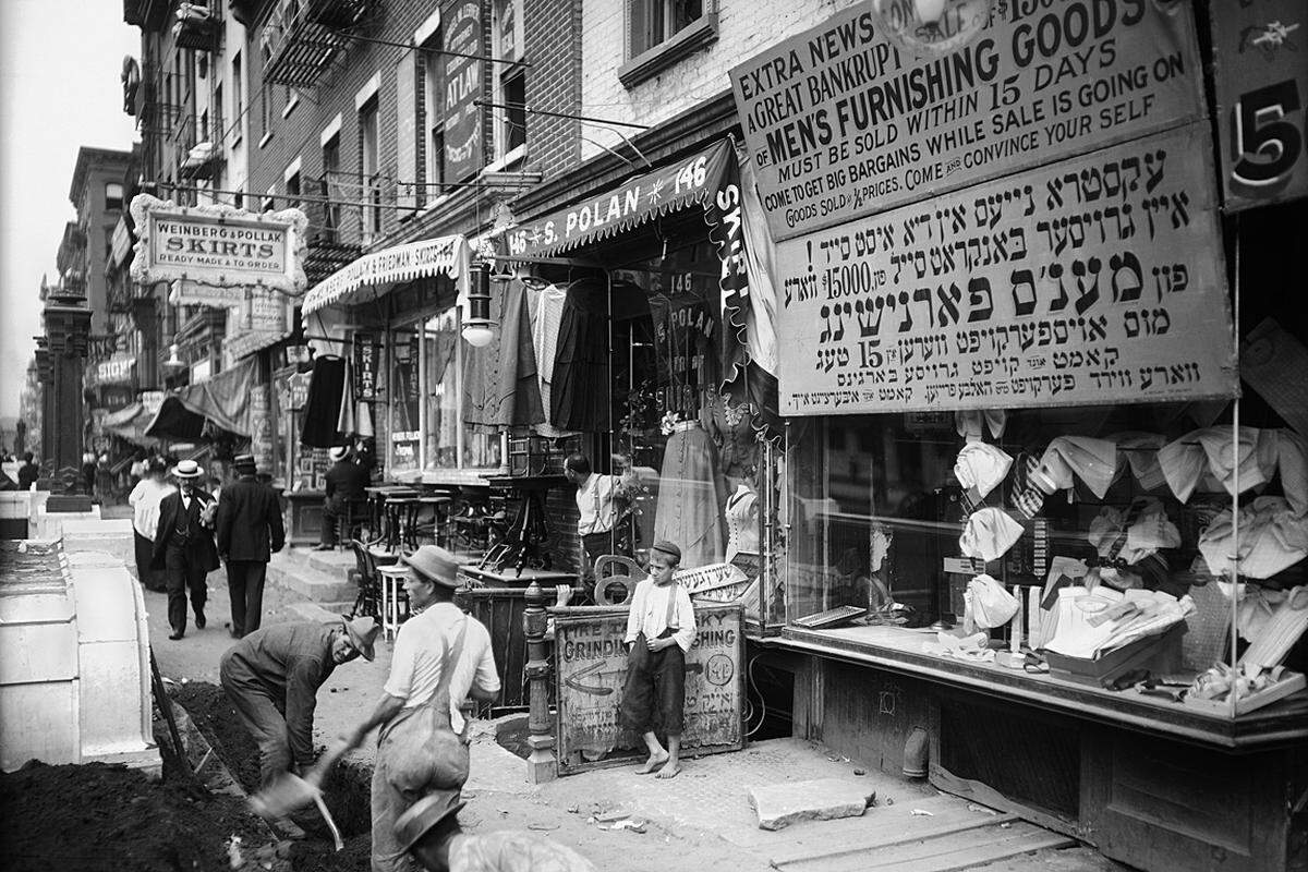 Die Fotos gehören zu den Stadtarchiven (Municipal Archives) des Department of Records, das insgesamt über mehr als 2,2 Millionen Fotos verfügt. Die Delancey Street im Juli 1908.