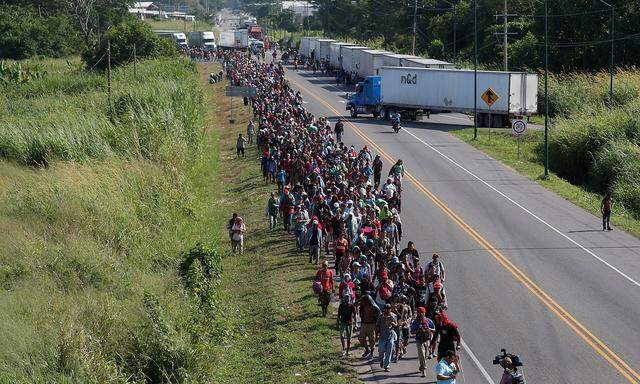 Migranten machen sich auf den Weg durch Mexiko in Richtung USA.