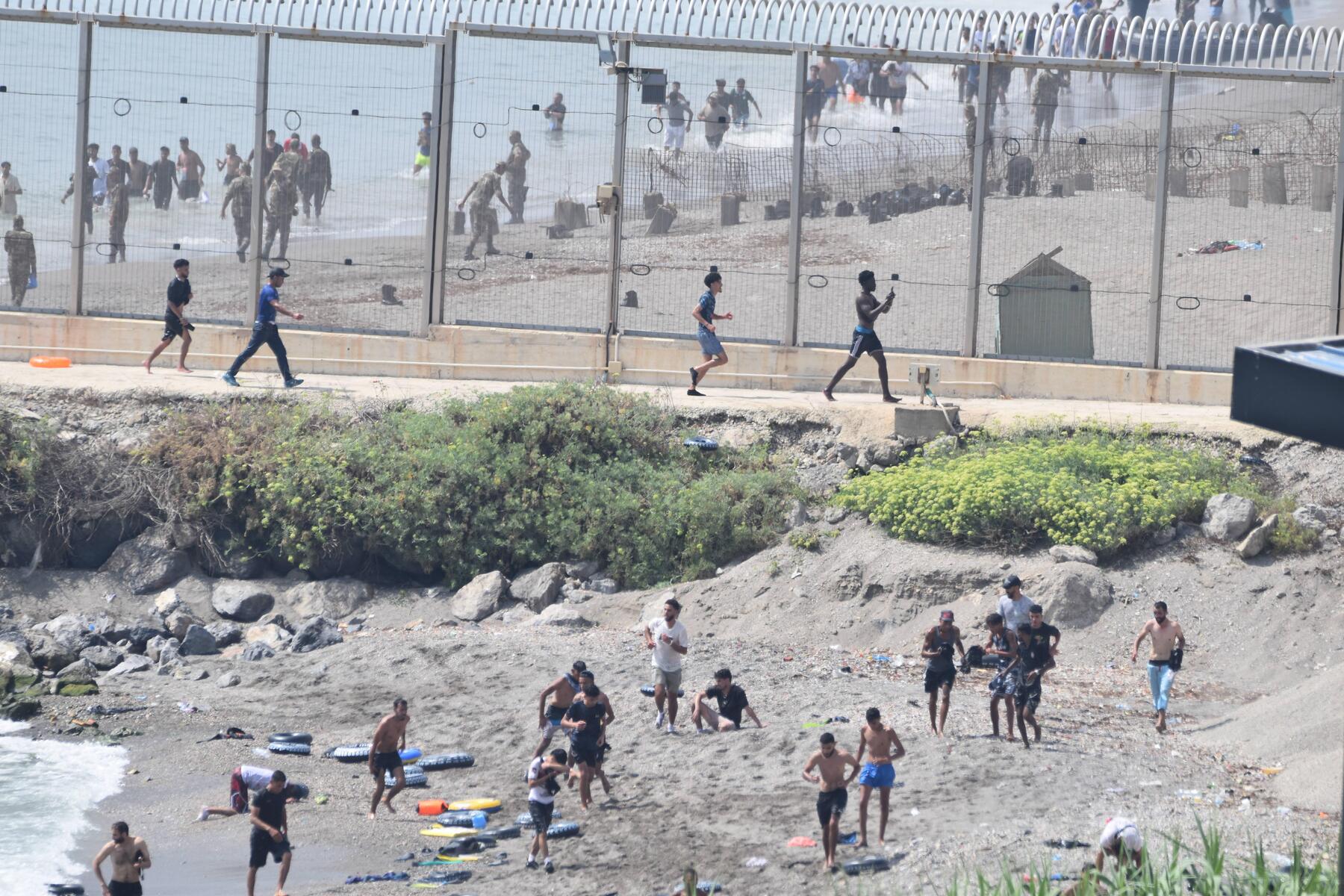 Mehr als 20.000 Migranten sollen in spanische Exklaven gelangt sein