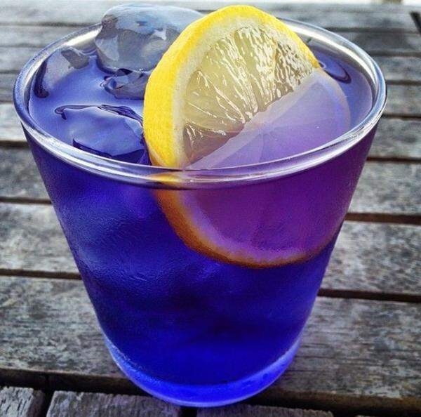 Butterfly Pea Flower Tisane verändert durch die Beigabe von Zitronensaft seine Farbe - und dieses spektakuläre Farbspiel wirkt sich nebenbei auch ganz gut auf die Reichweite mancher Instagram-Accounts aus. 