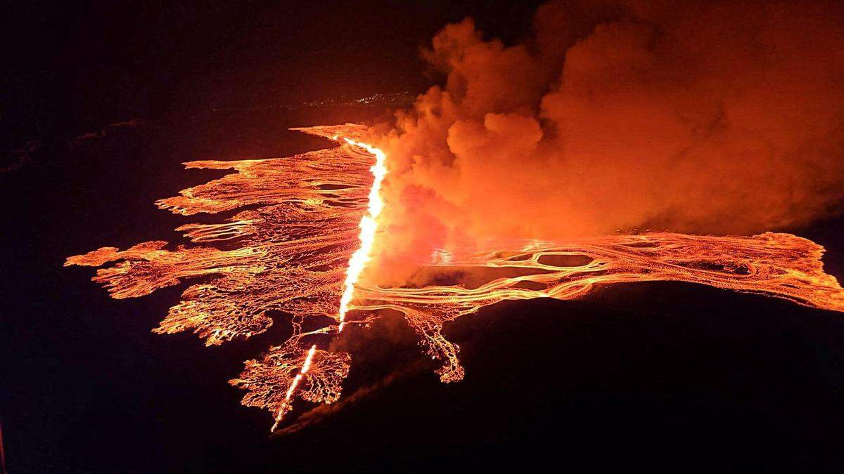 16. März. Nahe dem Küstenort Grindavík auf der Reykjanes-
Halbinsel ist es am Samstag zum vierten Mal in vier Monaten zu einem Vulkanausbruch gekommen. Dabei handelt es sich um sogenannte Spaltausbrüche: Die Länge der Erdspalte war rund 3,5 Kilometer lang. Die Eruptionen waren auch von der Hauptstadt Reykjavík aus zu sehen.