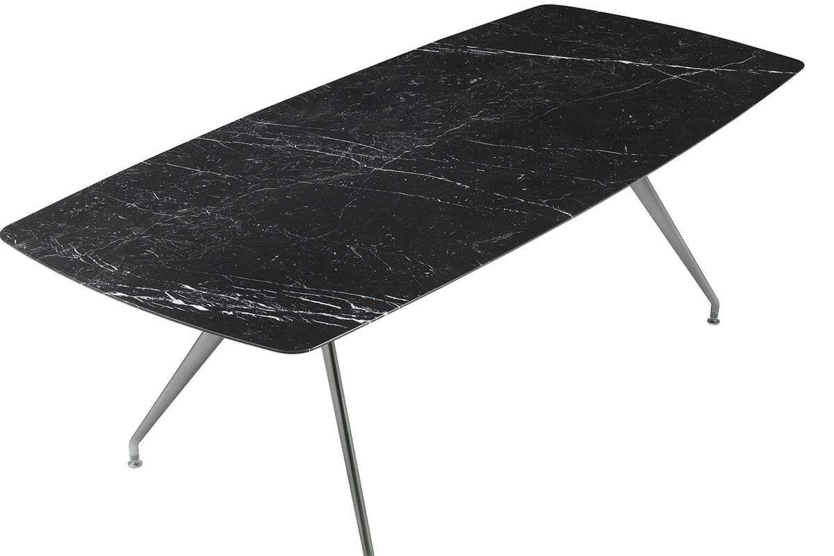 Die modularen „Manta“-Tische von Rimadesio zeigten sich in Mailand noch wandelbarer, vor allem mit Marmorplatten.