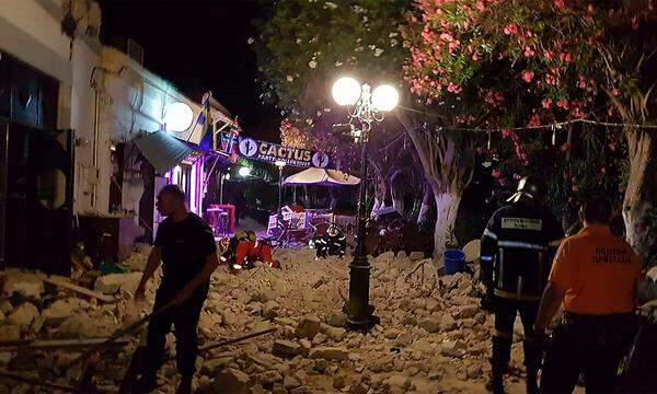 Vor allem im Zentrum der Stadt, wo sich Dutzende Bars befinden, kam es nach Worten von Bürgermeister Giorgos Kyritsis zu Schäden. Zum Zeitpunkt des Bebens am frühen Freitagmorgen waren die Bars am Hauptplatz voller Menschen.