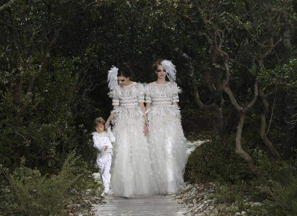 Ein Zeichen für die Homo-Ehe setze auch Karl Lagerfeld bei seiner Haute Couture Laufstegshow im Jahr 2013. Er ließ zwei Bräute Hand in Hand über den Catwalk schreiten.