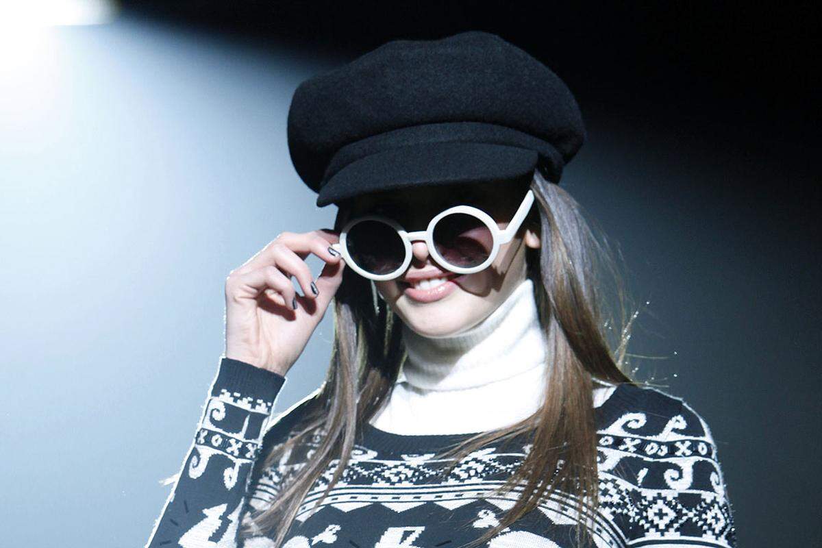 Rundum retro: Die neuen Sonnenbrillen orientieren sich an den Farben und Formen der fünfziger bis achtziger Jahre, zeigen sich jedoch in frischen Details und modernen Materialien absolut zeitgemäß. Betsey Johnson